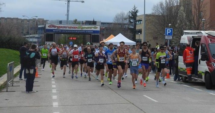 Participantes en la II Carrera Popular contra el Ictus en Salamanca corriendo.