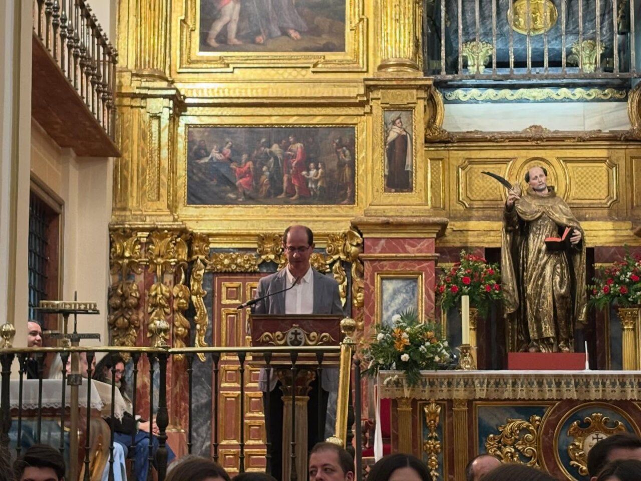Un hombre dando un pregón en una iglesia durante Semana Santa en Alba de Tormes.
