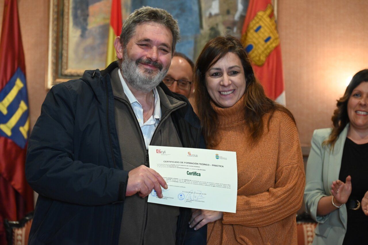Participantes del programa Asistir Ciudad Rodrigo recibiendo certificados de formación.