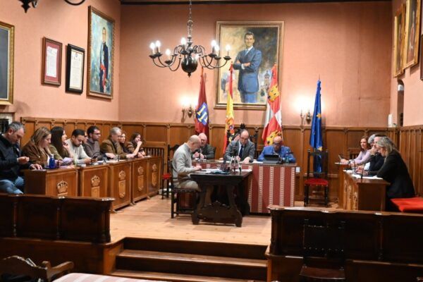 Reunión del ayuntamiento de Ciudad Rodrigo con varios concejales presentes