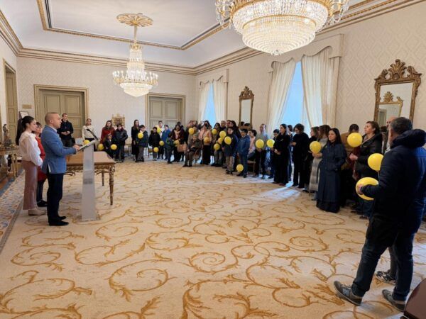 Evento en el Ayuntamiento de Salamanca con la asociación Atenea y participantes con globos amarillos.