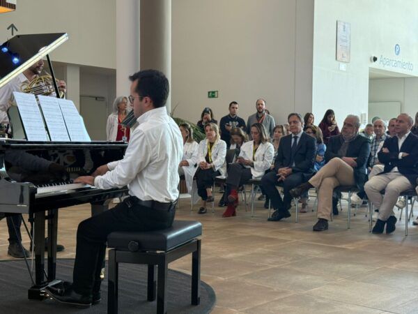 Músico tocando el piano en el Hospital de Salamanca durante cápsulas musicales