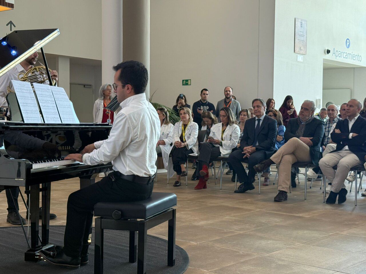 Músico tocando el piano en el Hospital de Salamanca durante cápsulas musicales