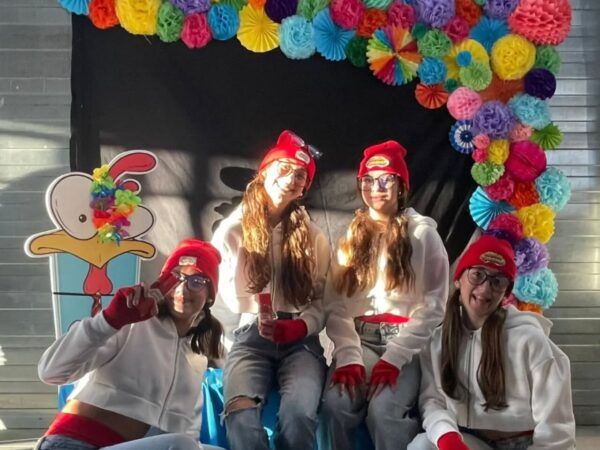 Grupo de jóvenes en un evento de Carnaval en Carbajosa de la Sagrada.