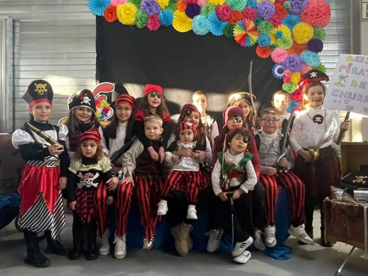 Grupo de niños disfrazados de piratas en un evento de Carnaval