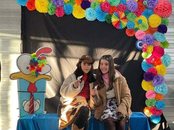 Dos chicas disfrazadas en un evento de Carnaval en Carbajosa de la Sagrada.