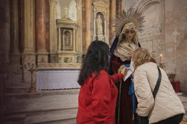 Devotos venerando a María Santísima de Gracia y Amparo en la iglesia de San Benito