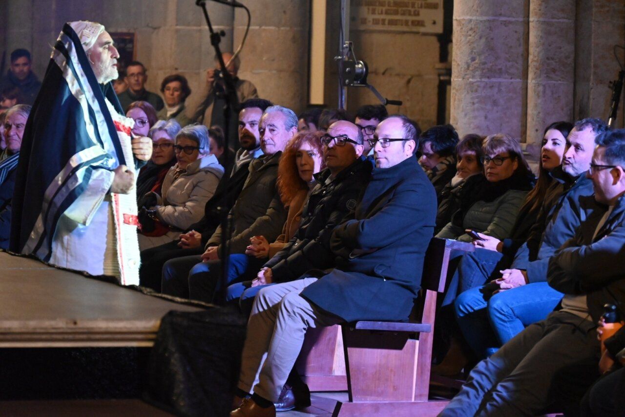 Representación de la Pasión en la Catedral de Ciudad Rodrigo con público atento