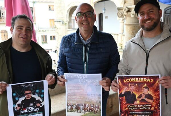 Tres hombres sosteniendo carteles de las fiestas de Conejera 2026