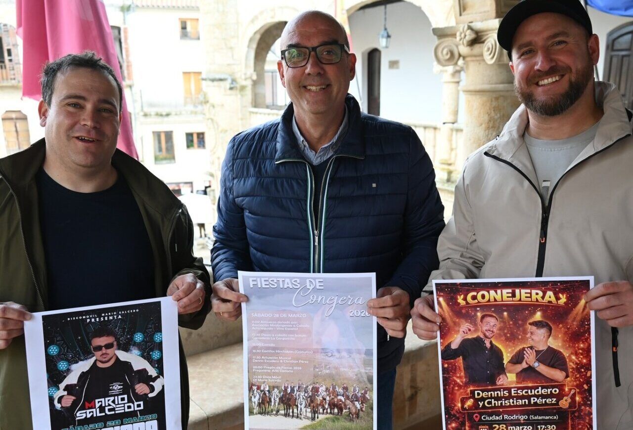 Tres hombres sosteniendo carteles de las fiestas de Conejera 2026