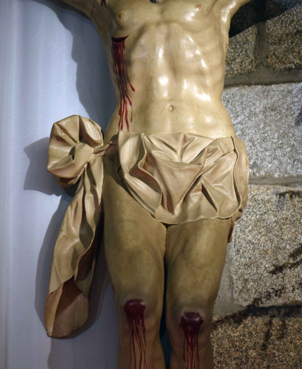 Escultura del Cristo del Amparo con detalles de la herida en el costado
