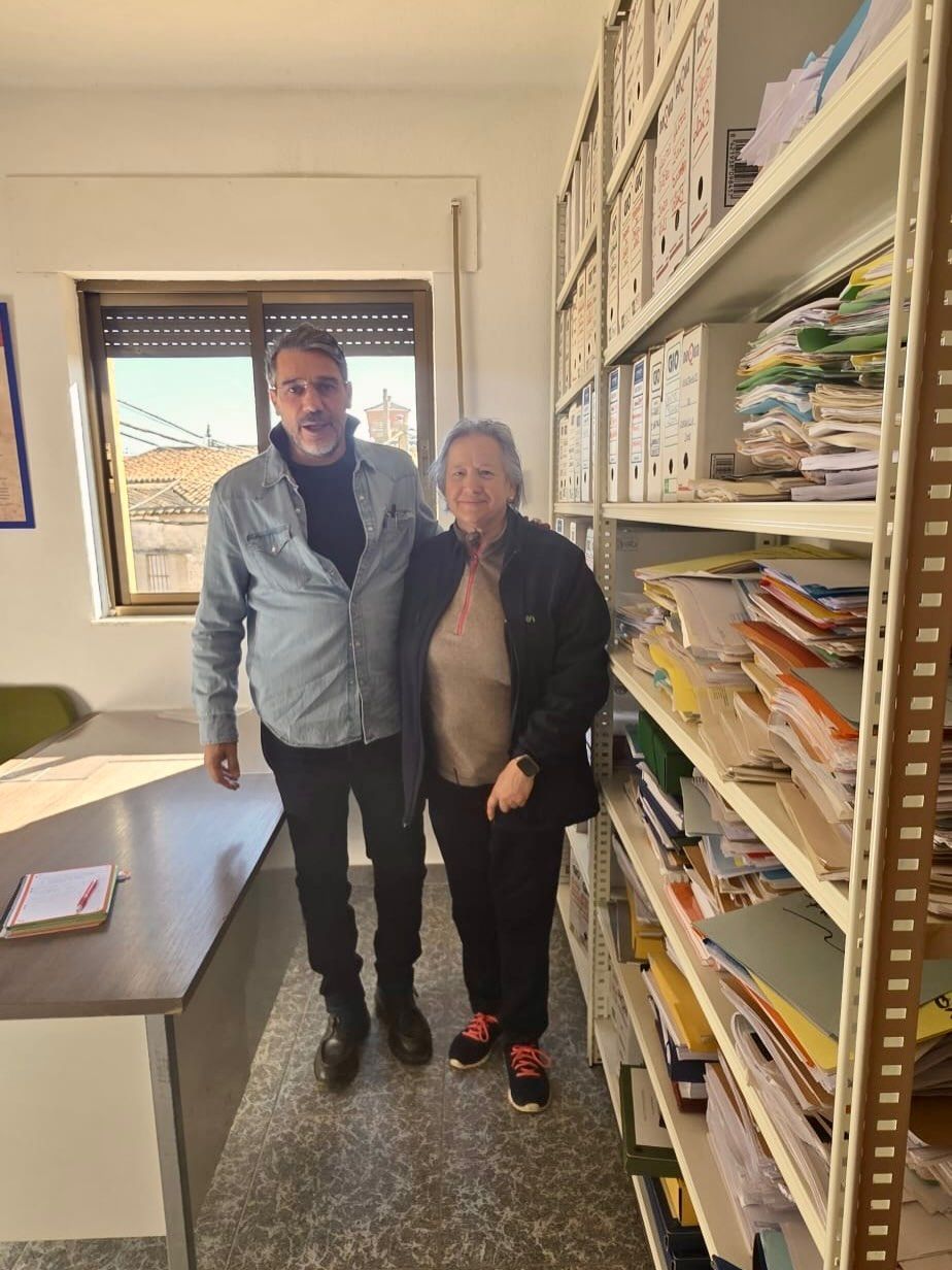 Visita a archivos municipales en Salamanca por funcionarios locales