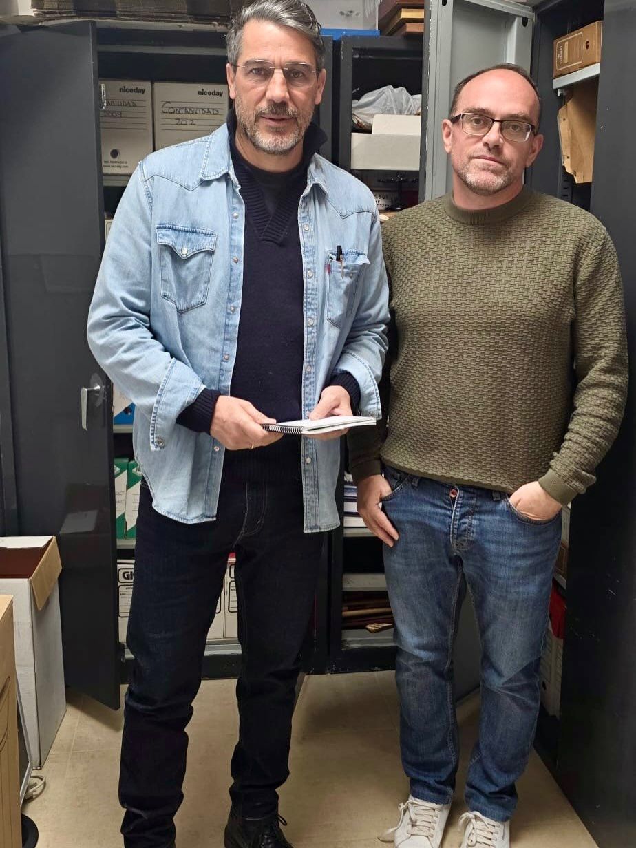 Dos hombres en un archivo de la Diputación de Salamanca