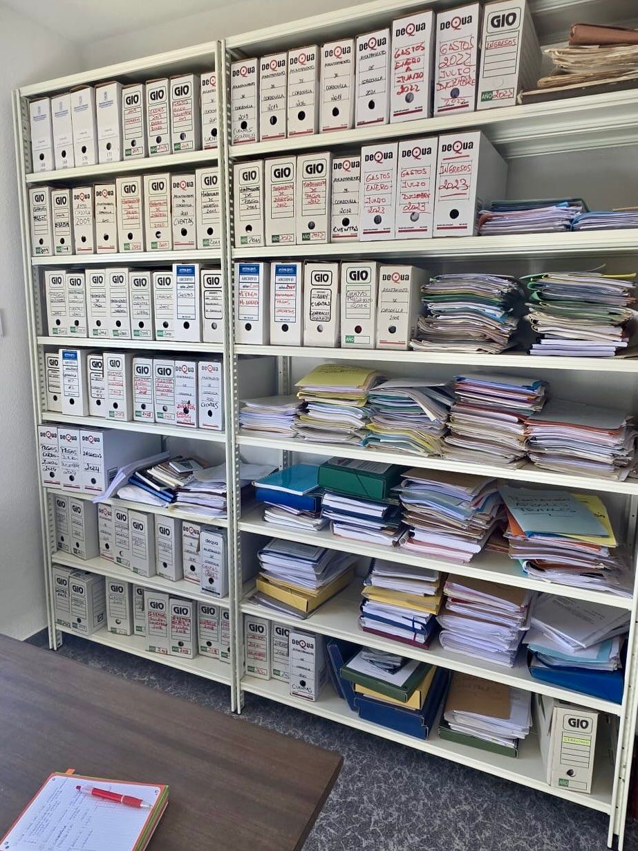 Estanterías con archivos organizados en la Diputación de Salamanca