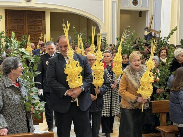 Multitud en la Iglesia de la Asunción durante el Domingo de Ramos