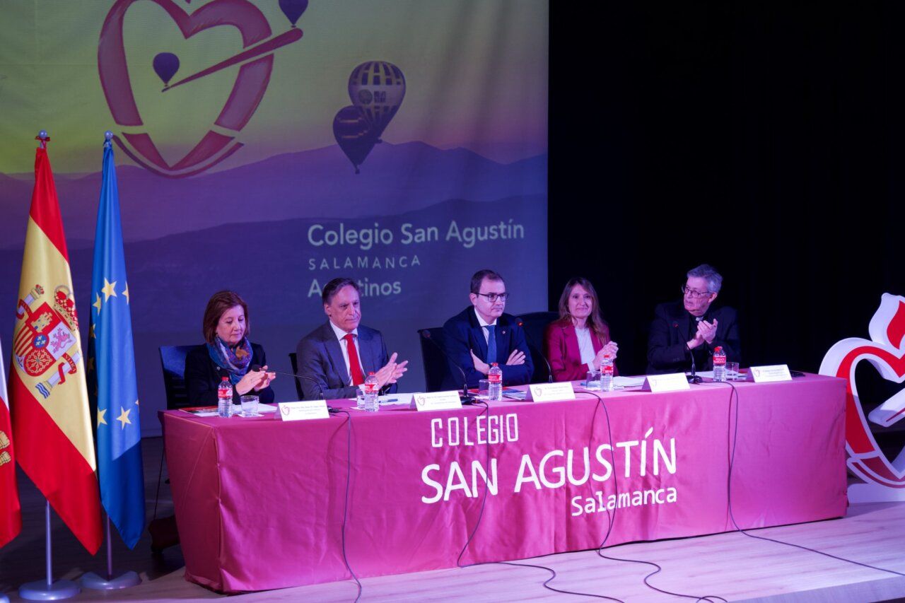 Mesa redonda en el Colegio San Agustín con Antonio Rollán y otros panelistas