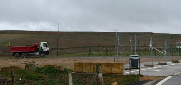 Camión de construcción en la zona de El Salinar en Villamayor