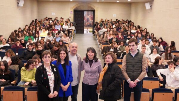 Estudiantes y ponentes en la celebración del Grado en Enfermería de la UPS.