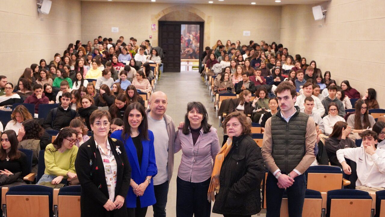 Estudiantes y ponentes en la celebración del Grado en Enfermería de la UPS.