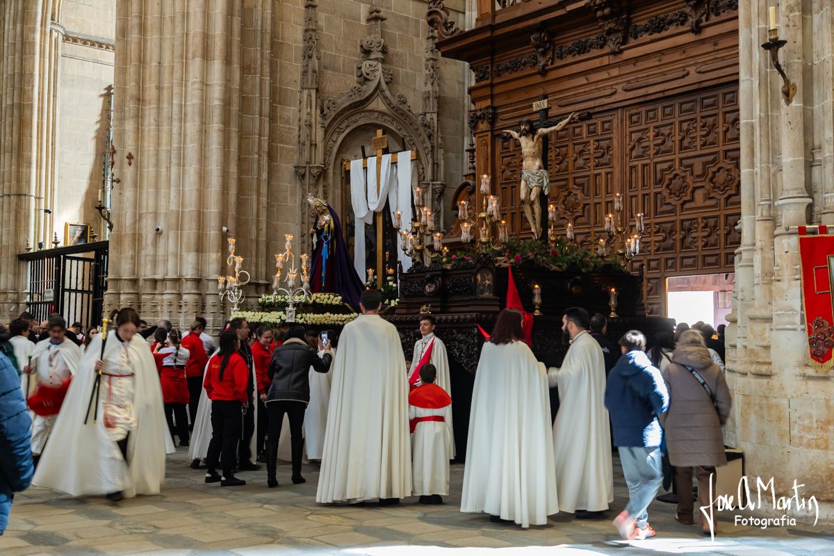 Participantes de la Hermandad de la Agonía y Perdón en una ceremonia religiosa.