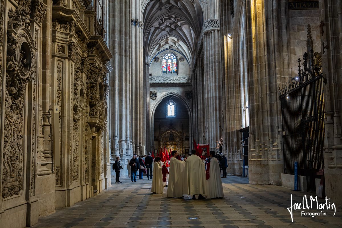 Miembros de la Hermandad de la Agonía y Perdón en una iglesia en Salamanca