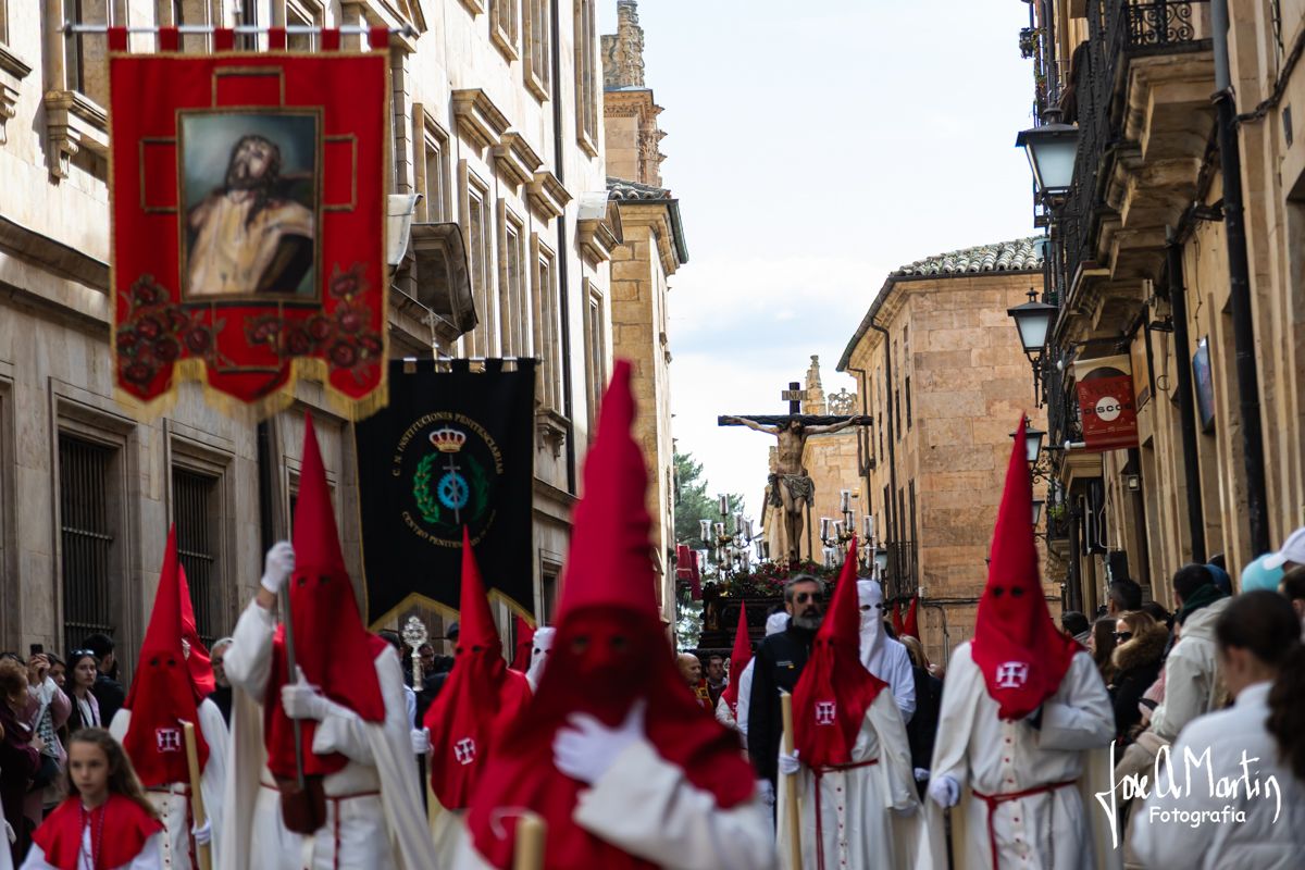 Participantes de la Hermandad de la Agonía y Perdón en una procesión