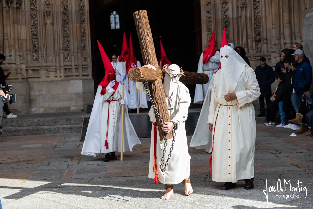 Miembros de la Hermandad de la Agonía y Perdón en una procesión religiosa