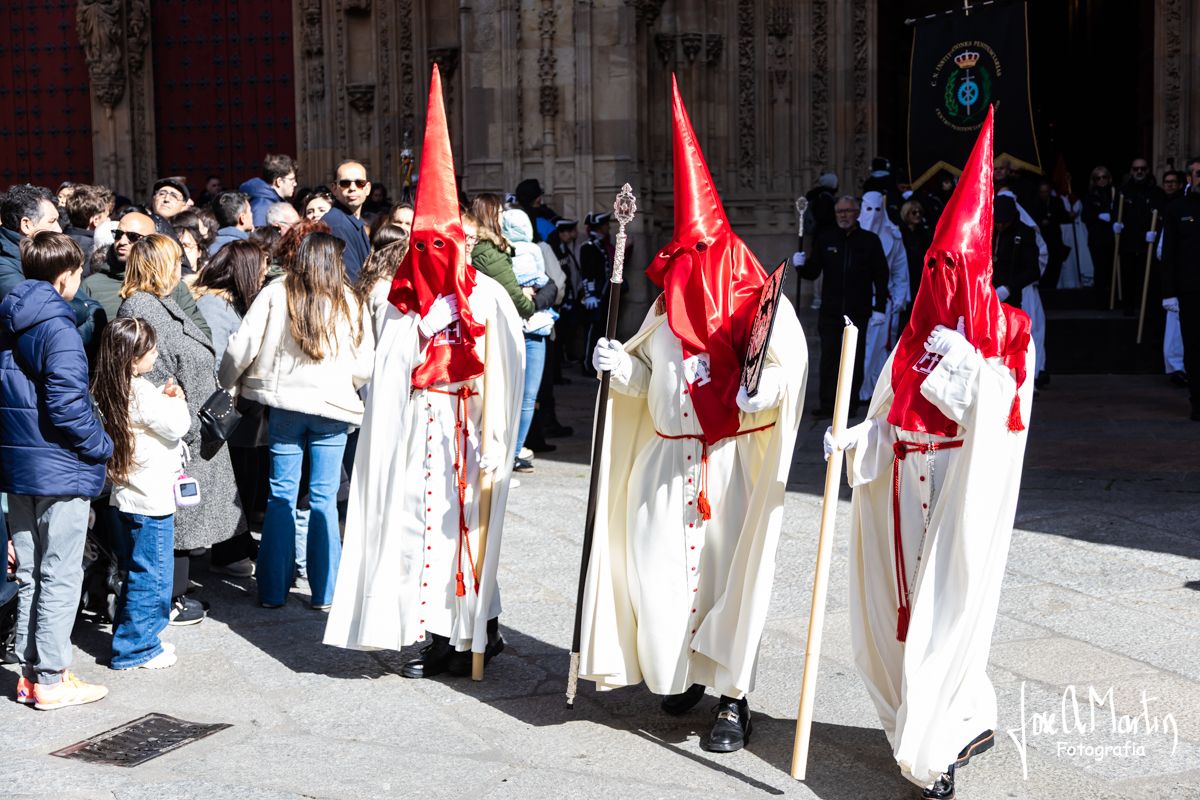 Miembros de la Hermandad de la Agonía y Perdón en el Domingo de Ramos
