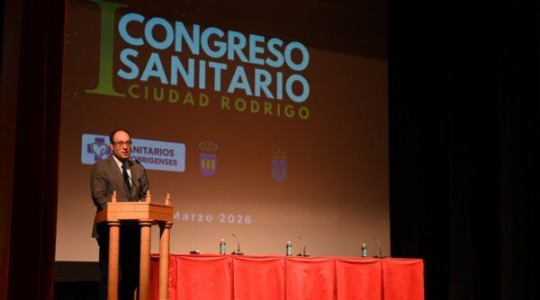 Inauguración del I Congreso Sanitario en Ciudad Rodrigo con un orador en el escenario.