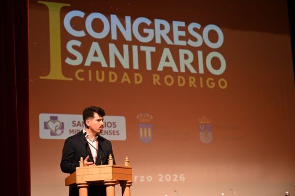 Inauguración del I Congreso Sanitario en Ciudad Rodrigo con un ponente en el escenario
