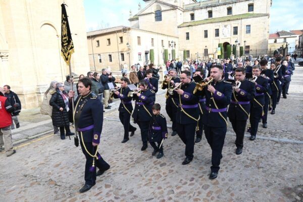 Músicos desfilando en el III Certamen de Bandas en Ciudad Rodrigo
