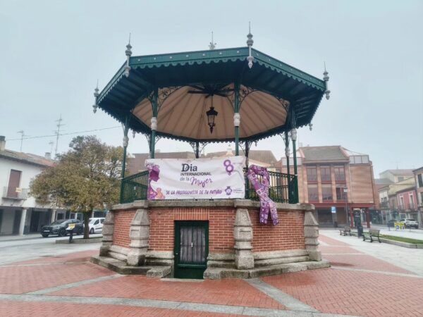 Kiosco decorado para el Día Internacional de la Mujer en Peñaranda