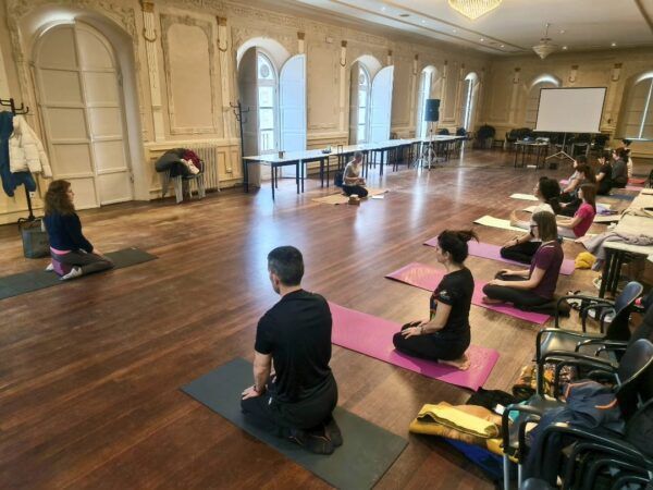 Participantes en una sesión de yoga durante la jornada de ejercicio y salud
