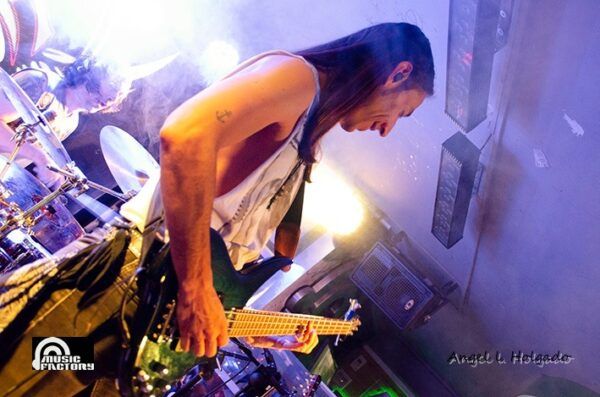 Músico tocando guitarra eléctrica en concierto de Iberia Sumergida