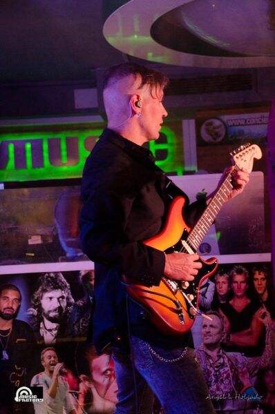 Músico tocando la guitarra en concierto de Iberia Sumergida en Salamanca