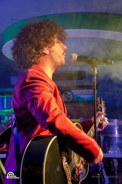 Músico de Iberia Sumergida tocando la guitarra en concierto en Salamanca