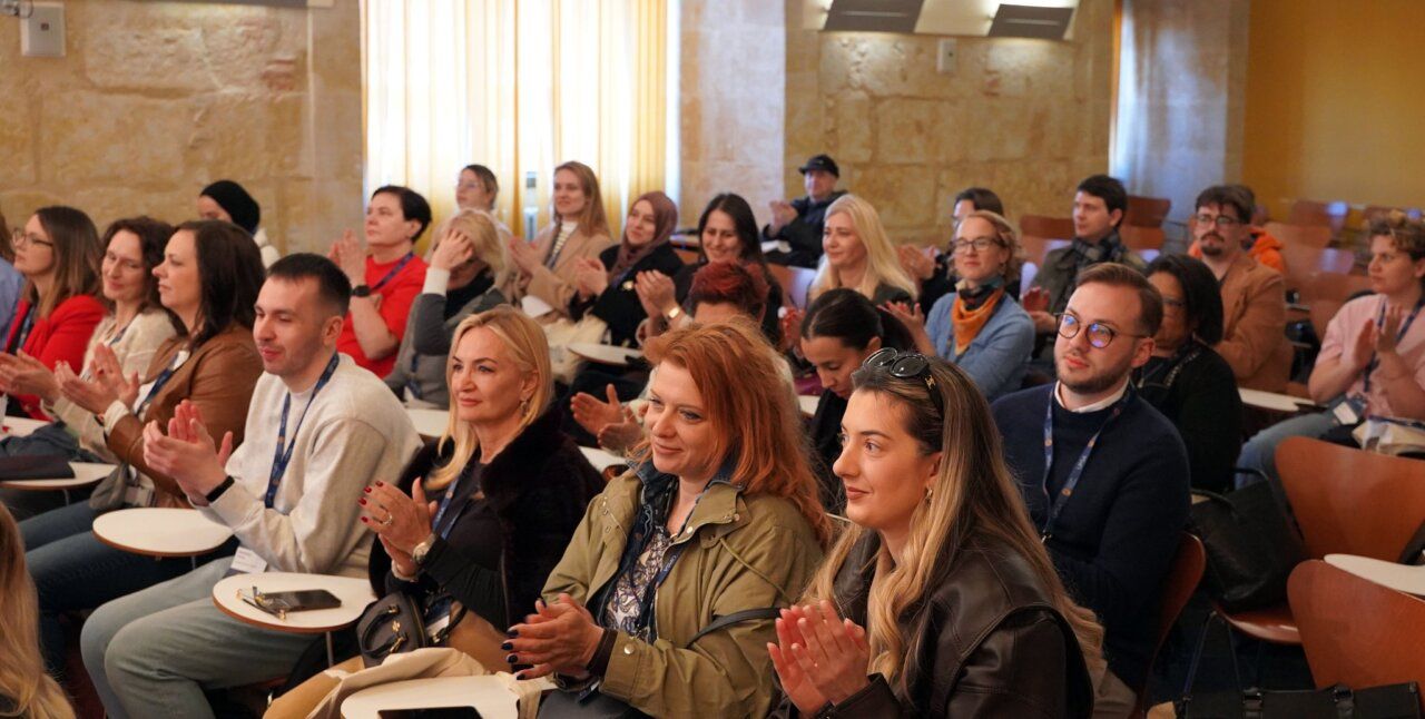 Participantes aplaudiendo en la International Staff and Teaching Week 2026