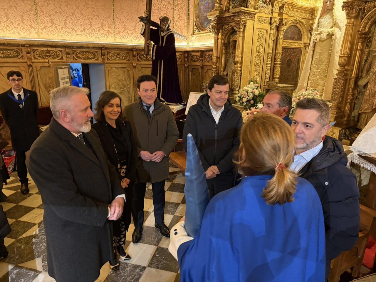 Personas reunidas durante la celebración del Lunes Santo en Salamanca