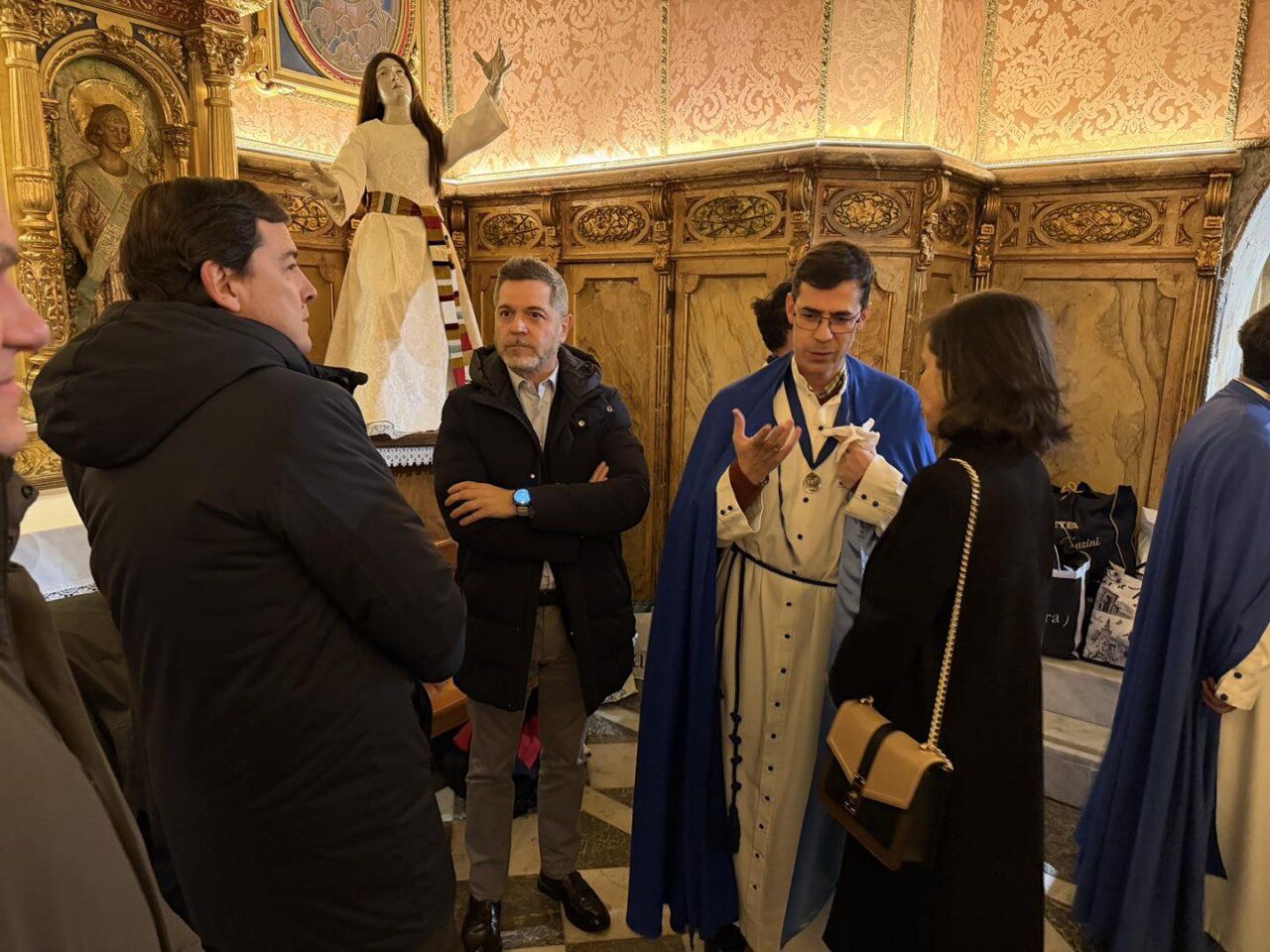 Personas conversando en la celebración del Lunes Santo en Salamanca