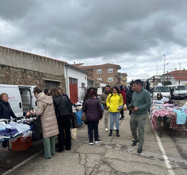 Mercado en Vitigudino con personas interactuando y vendiendo productos