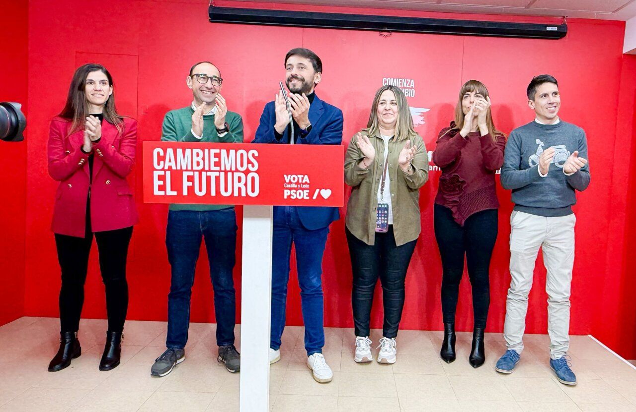 Fran Díaz y miembros del PSOE celebrando en un evento en Salamanca