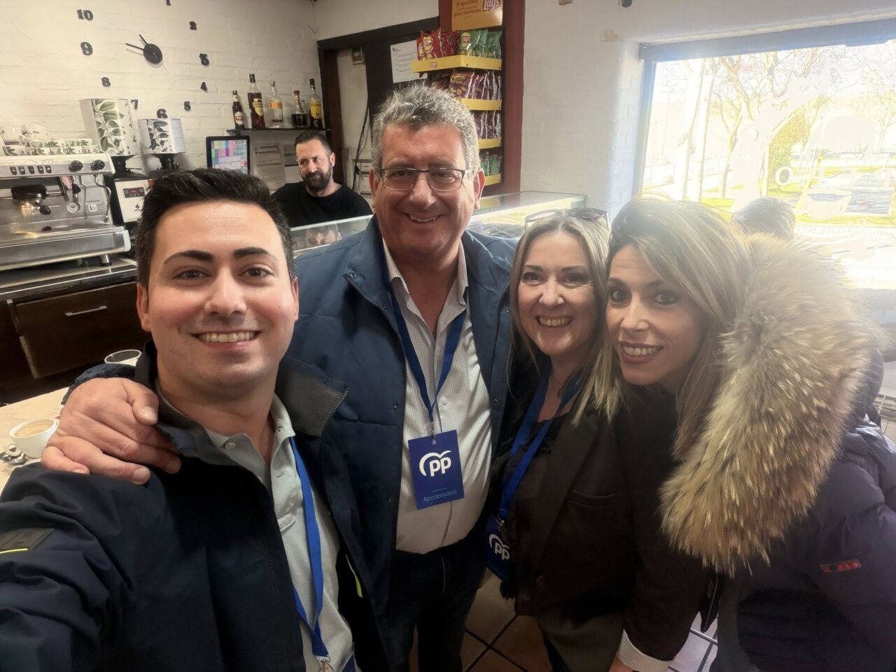 Javier Marcos Santos, Claudio del Río y Victoria Manjón votando en un local