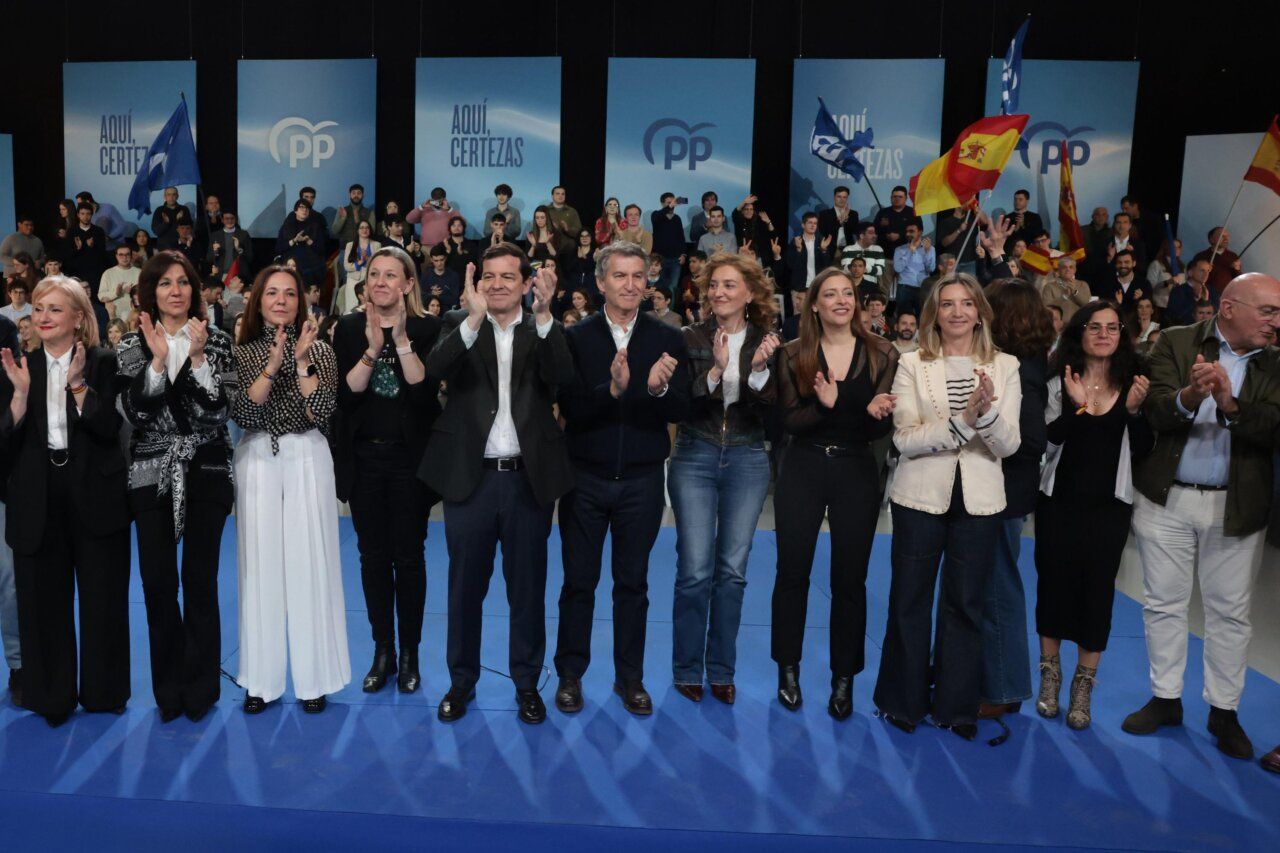 Alfonso Fernández Mañueco y miembros del Partido Popular en un acto de campaña