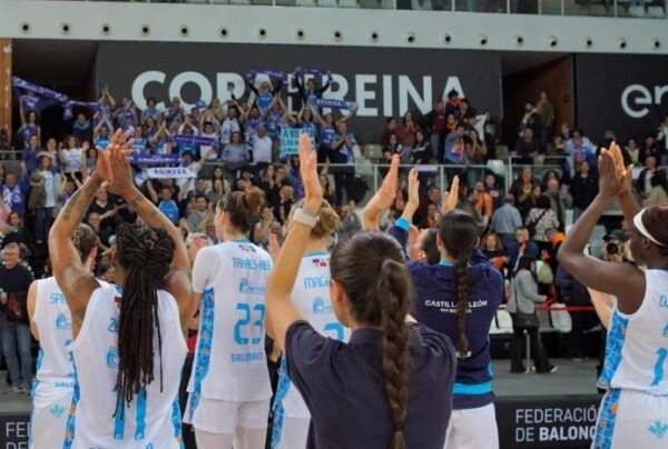 Jugadoras de Perfumerías Avenida celebrando con la afición en la Copa de la Reina
