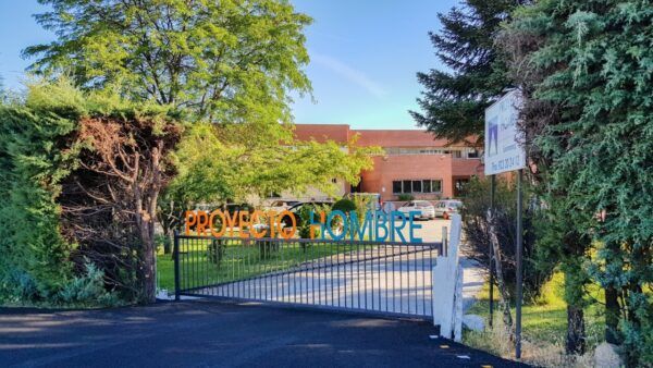 Entrada del centro Proyecto Hombre en Salamanca con su nombre visible