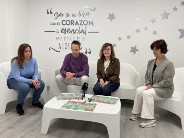 Cuatro personas sentadas en un salón presentando la agenda joven de marzo.