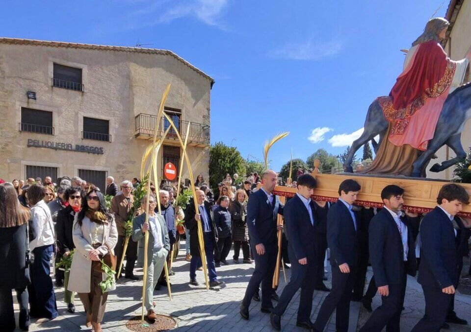 Procesión de Semana Santa en Ledesma con un grupo de personas y una imagen religiosa.