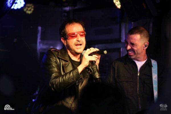 Tributo a U2 en concierto en Music Factory con público entusiasta