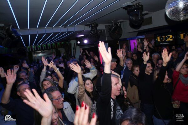 Público disfrutando de un concierto de U2Live en Music Factory