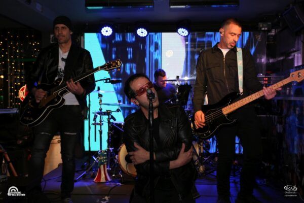 Tributo a U2 en Music Factory con banda en vivo y público emocionado